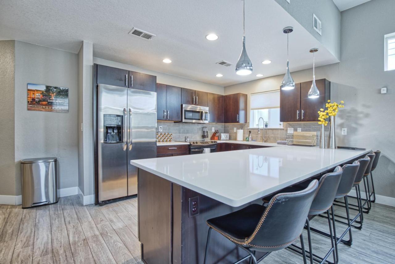 Modern Townhome Near Old Town, Breweries, & River! フォート・コリンズ エクステリア 写真