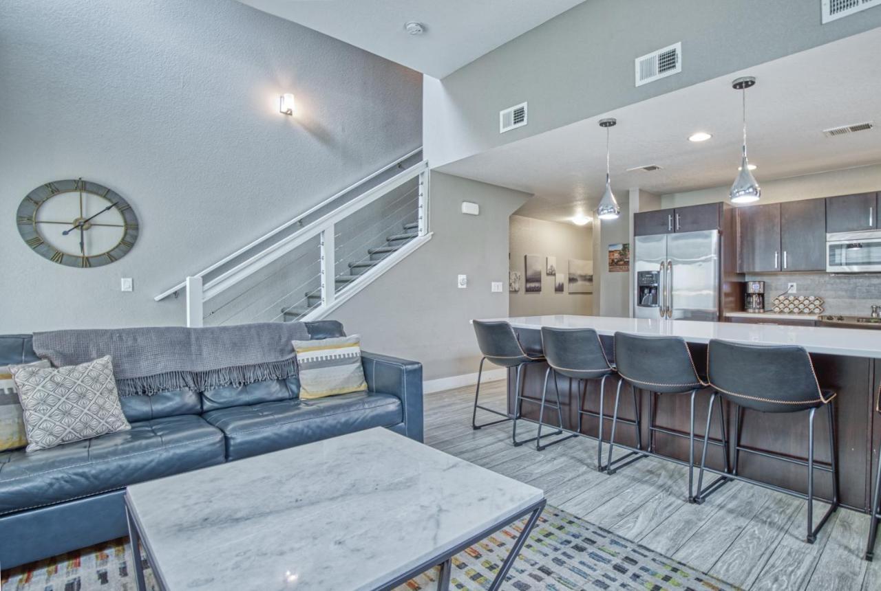 Modern Townhome Near Old Town, Breweries, & River! フォート・コリンズ エクステリア 写真